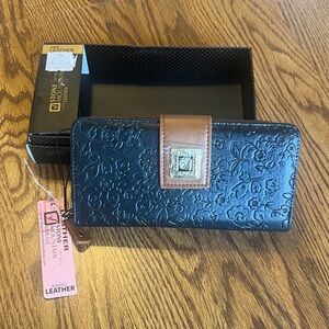 Stone Mountain Accessories Black and Brown Wallet
